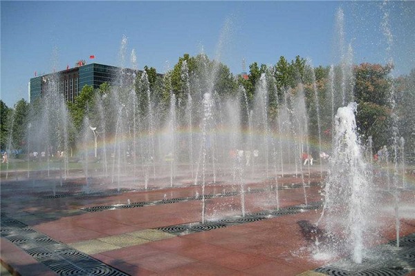 Dry-land-fountain-with-affinity