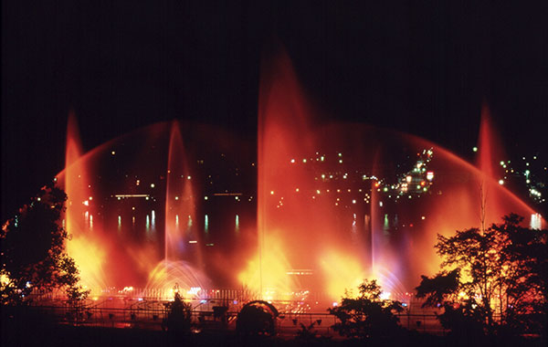 Michigan’s musical fountain dazzles, delights with dancing colors