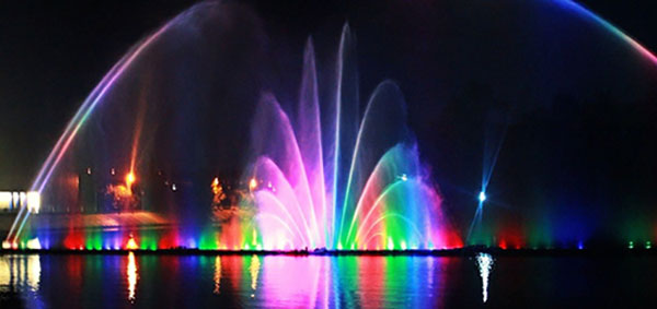 Michigan’s musical fountain dazzles, delights with dancing colors