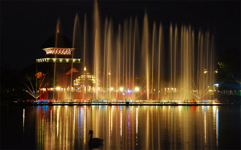 Michigan’s musical fountain dazzles, delights with dancing colors