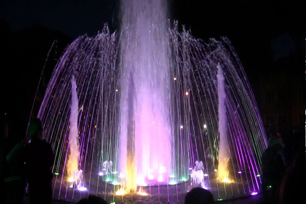 What is the principle of musical fountain