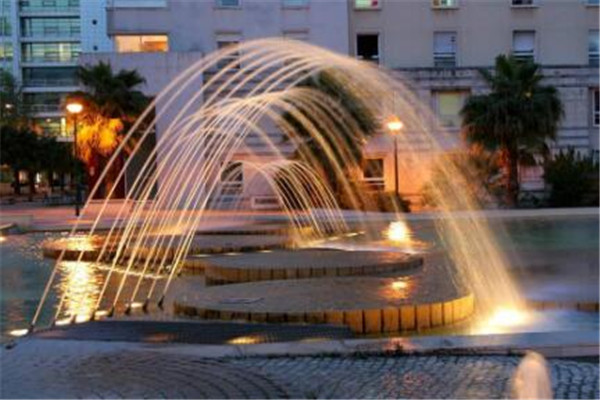 Why does the musical fountain have a rhythm